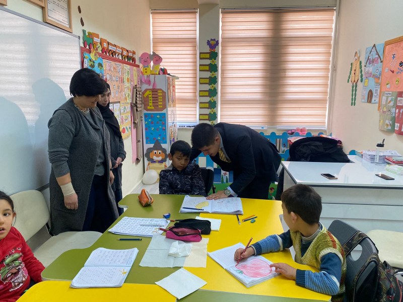 Kaymakam V.  Sayın Mehmet ZORTUL ilçemize gelen depremzede öğrencileri, özel eğitim sınıfı ile ilkokul öğrencilerini ziyaret etti