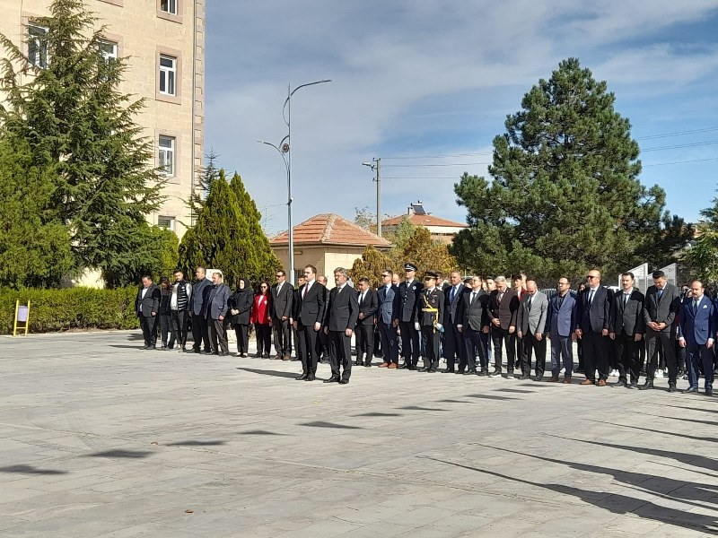 Cumhuriyetimizin 100. kuruluş yıl dönümü münasebetiyle Hükümet Konağı önündeki Atatürk Anıtına çelenk sunma töreni gerçekleştirdi.